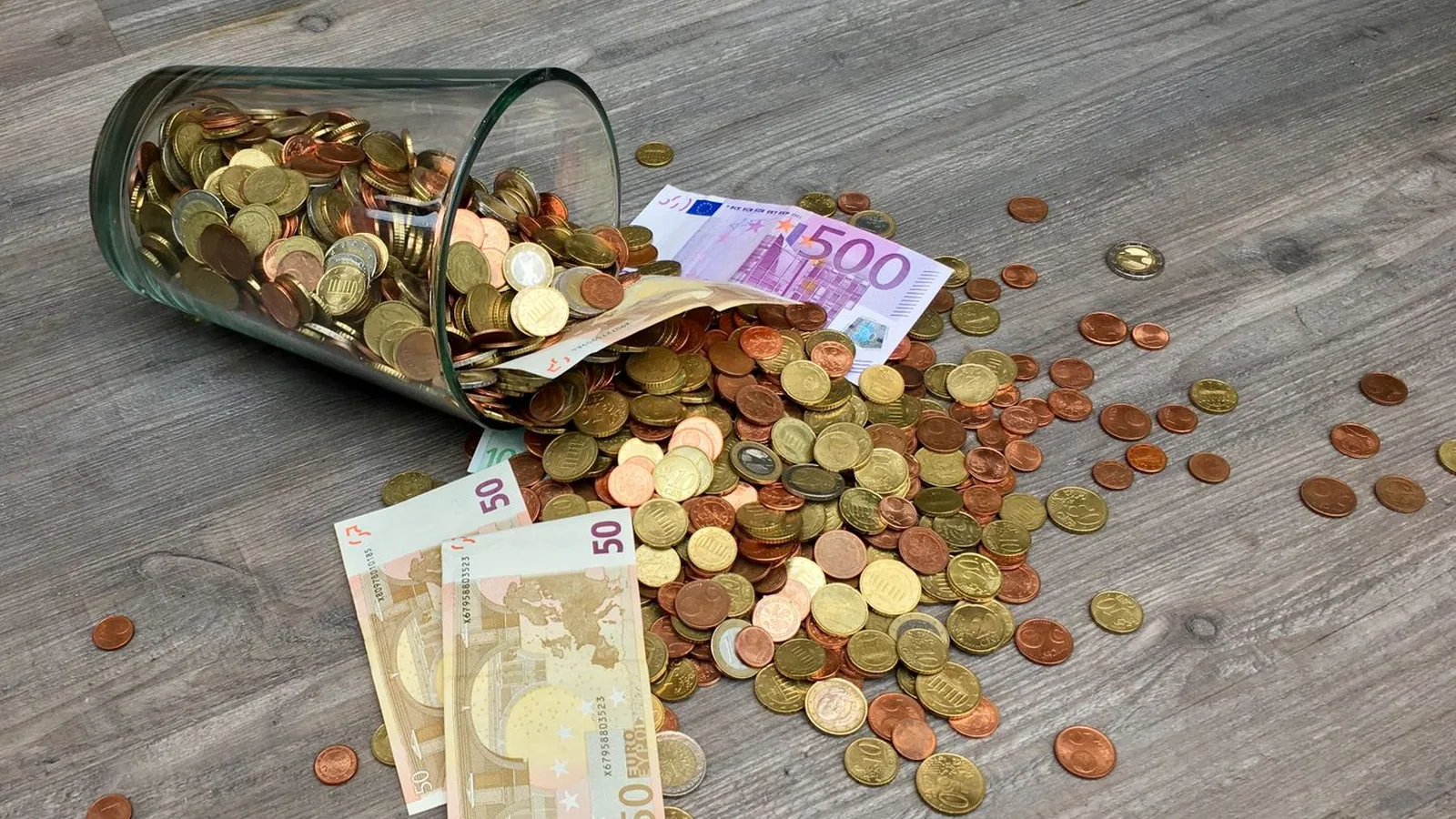Persona revisando un plan de inversión en una mesa