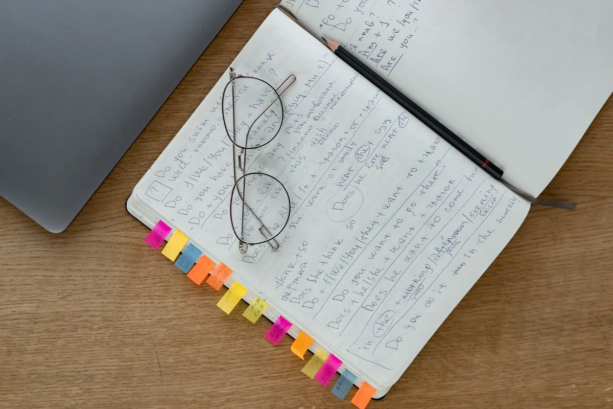 Libreta con preguntas para una conversación sobre inversión